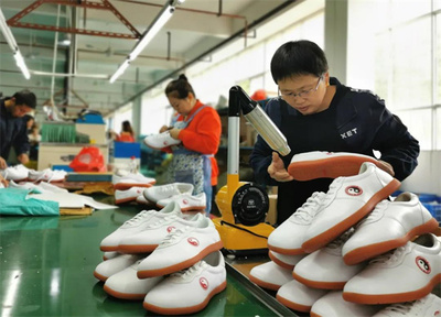 【一心五城譜新篇 】引來(lái)服裝鞋業(yè)加工廠 群眾家門(mén)口好就業(yè)