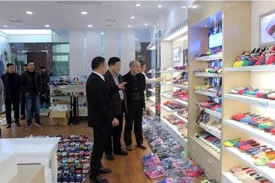 新百倫領(lǐng)跑丨說(shuō)事:石城縣委書記鮑峰庭一行蒞臨藍(lán)魚鞋業(yè)考察指導(dǎo)